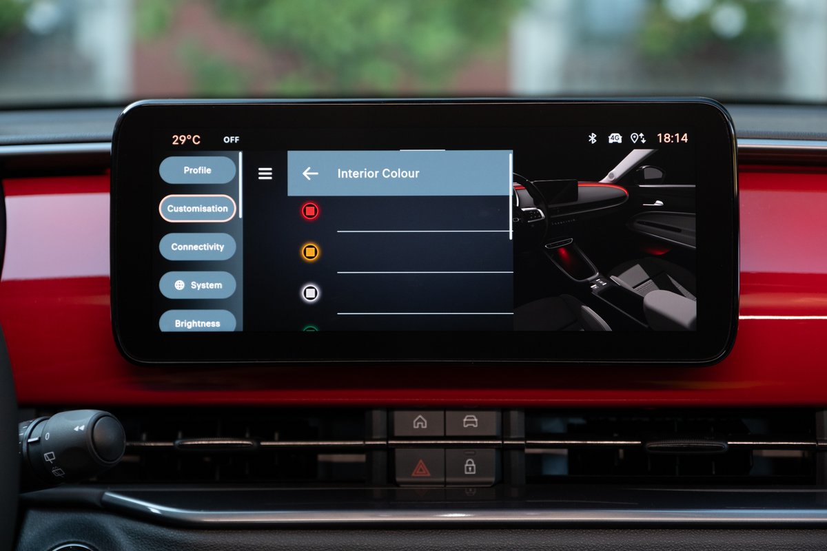 ¡Descubre el interior del Fiat 600 Híbrido!

Luz ambiental, asientos spa, radio Uconnect de 10" con NAV, 6 altavoces y carga inalámbrica. 📲 Conduce con confianza: sensores 360° para mayor seguridad en cada maniobra. 🌟

#Icamotor #Fiat #Fiat600 #Fiat600Hybrid #cocheleéctrico