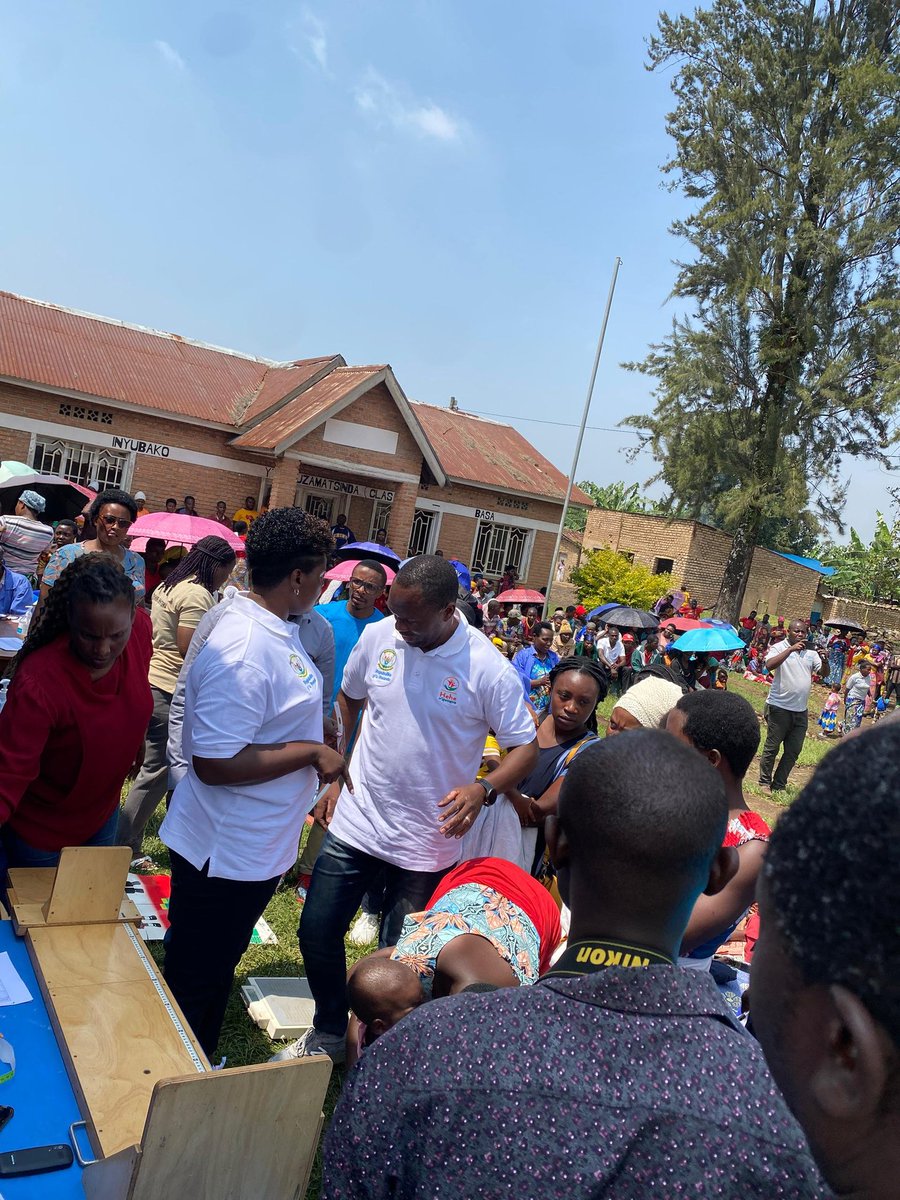 urphsa's tweet photo. In @RubavuDistrict we joined @RBCRwanda and @WHORwanda in supervision of  Integrated MCH Week, ensuring the delivery of vital services such as Vitamin A distribution, vaccinations for defaulters, and de-worming treatments to the community.
#HEHENIGWINGIRA.
#MCHWeek https://t.co/GetS1ZEpKG