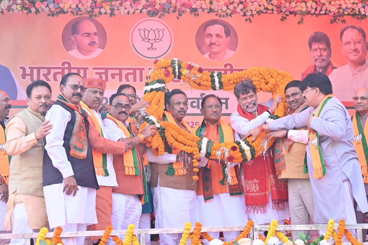 आज भाजपा प्रदेश कार्यालय कुशाभाऊ ठाकरे परिसर, रायपुर में भाजपा प्रदेश अध्यक्ष निर्वाचिन कार्यक्रम में सम्मिलित हुई।

और जगदलपुर के लोकप्रिय विधायक, माननीय श्री <a href="/KiranDeoBJP/">Kiran Singh Deo</a> जी को पुनः भाजपा छत्तीसगढ़ के प्रदेश अध्यक्ष नियुक्त होने पर ढेरों बधाई एवं हार्दिक शुभकामनाएं दी।  

आपके