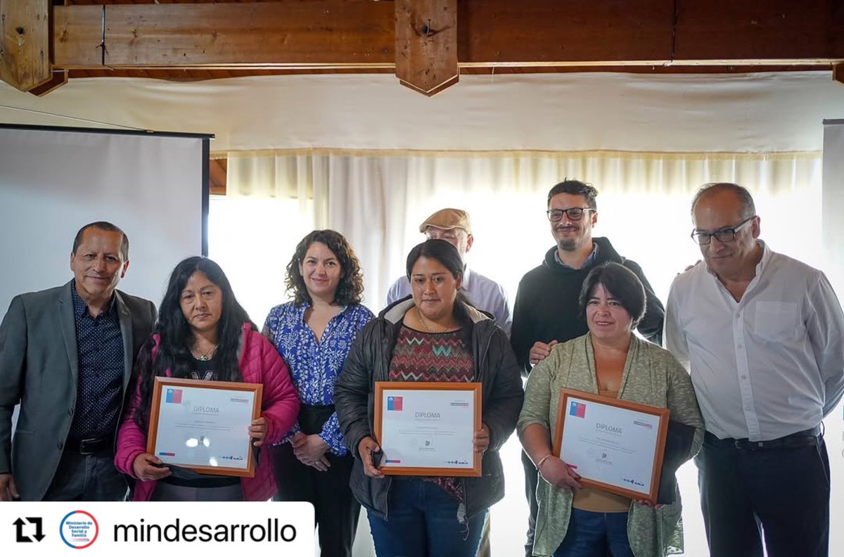 MDSLosLagos's tweet photo. #Repost @MinDesarrollo Entregamos la certificación del cierre del programa Emprendamos Semilla de @Fosis_Los_Lagos a 250 usuarios de seis comunas de la provincia de Chiloé: Castro, Dalcahue, Quemchi, Quinchao, Curaco de Velez, Chonchi. https://t.co/9fn4vq8RFU