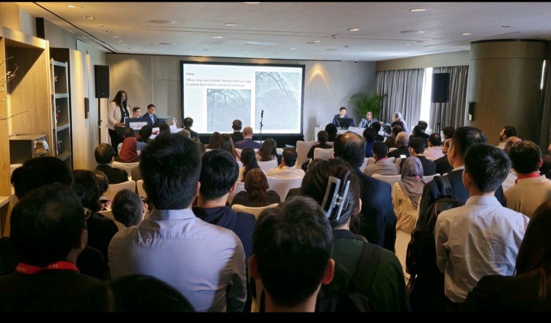 DrSaritaRao2's tweet photo. It was wonderful to speak on SCAD-TO STENT OR NOT TO STENT at #SingaporeLive and to also be on the Live case Panel of a #rotatrypsy case. Great discussions and deliberations @WomenAs1 @PCRonline @mirvatalasnag @drsonyaburgess @APSIC6 @crfheart @Hragy @IJCDW_WINCARS @mmamas1973 @inghaanMD