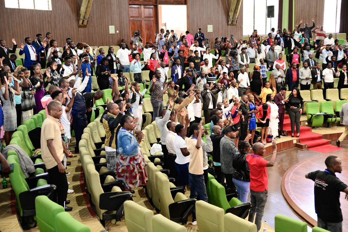 DrAlfredMutua's tweet photo. 𝐋𝐎𝐖𝐄𝐑 𝐄𝐀𝐒𝐓𝐄𝐑𝐍 𝐘𝐎𝐔𝐓𝐇 𝐄𝐌𝐏𝐎𝐖𝐄𝐑𝐌𝐄𝐍𝐓 𝐌𝐄𝐄𝐓𝐈𝐍𝐆

Today, at the Bomas of Kenya, Nairobi, I had a productive and engaging session with youth leaders from Kitui, Machakos, and Makueni counties.

The meeting featured professionals and leaders who covered critical topics, including:
•How to excel in the job market, prepare CVs, and present themselves professionally during interviews.
•The dangers of substance abuse and its long-term impact.
•The importance of sex education and making informed decisions.
•Leadership, respect, and offering constructive criticism with decorum.
•Financial literacy, focusing on saving, investing, and smart money management.
•The risks of harmful digital footprints and how they can affect future job prospects.
