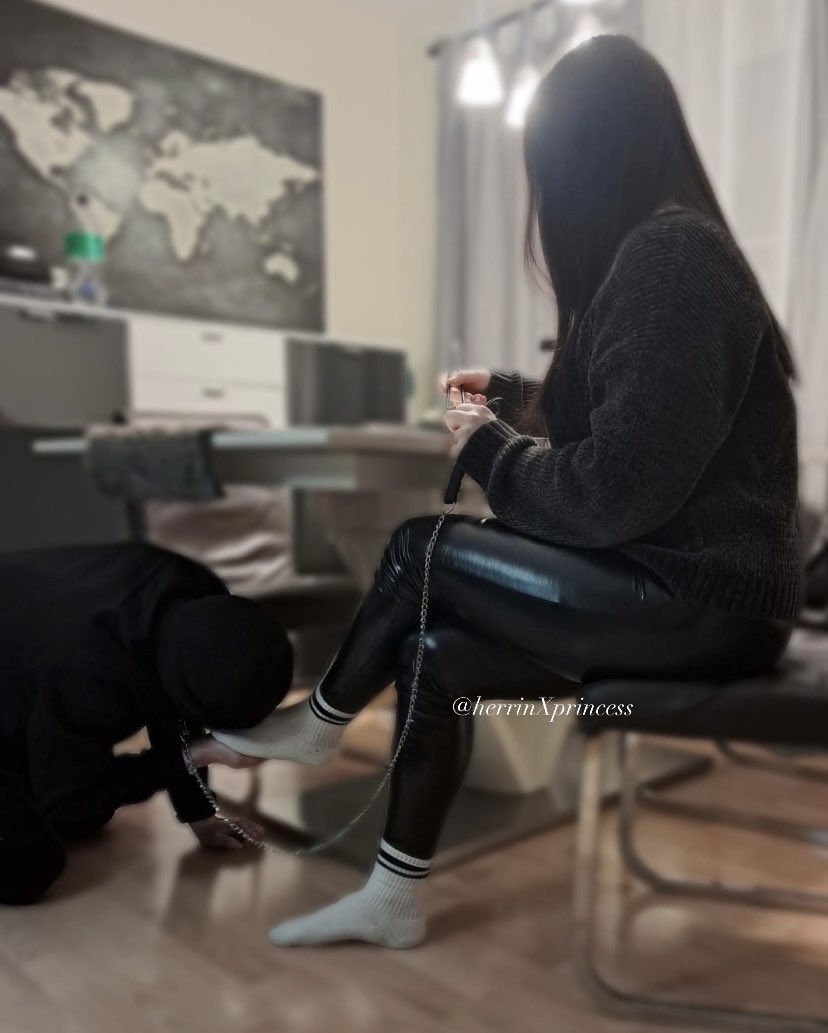 herrinXprincess's tweet photo. Mein Sklave hat mir ganz brav Sushi gebracht und durfte dann als Belohnung unter dem Tisch meine Füße küssen 🐶

#goddess #herrin #göttin #paypig #sklave #opfer #moneydom #zahlsklave #findom #femdom #cucky #geldherrin #loser #leder #feet #feetcontent #sklave #beta #socks https://t.co/BPY3H7crRs