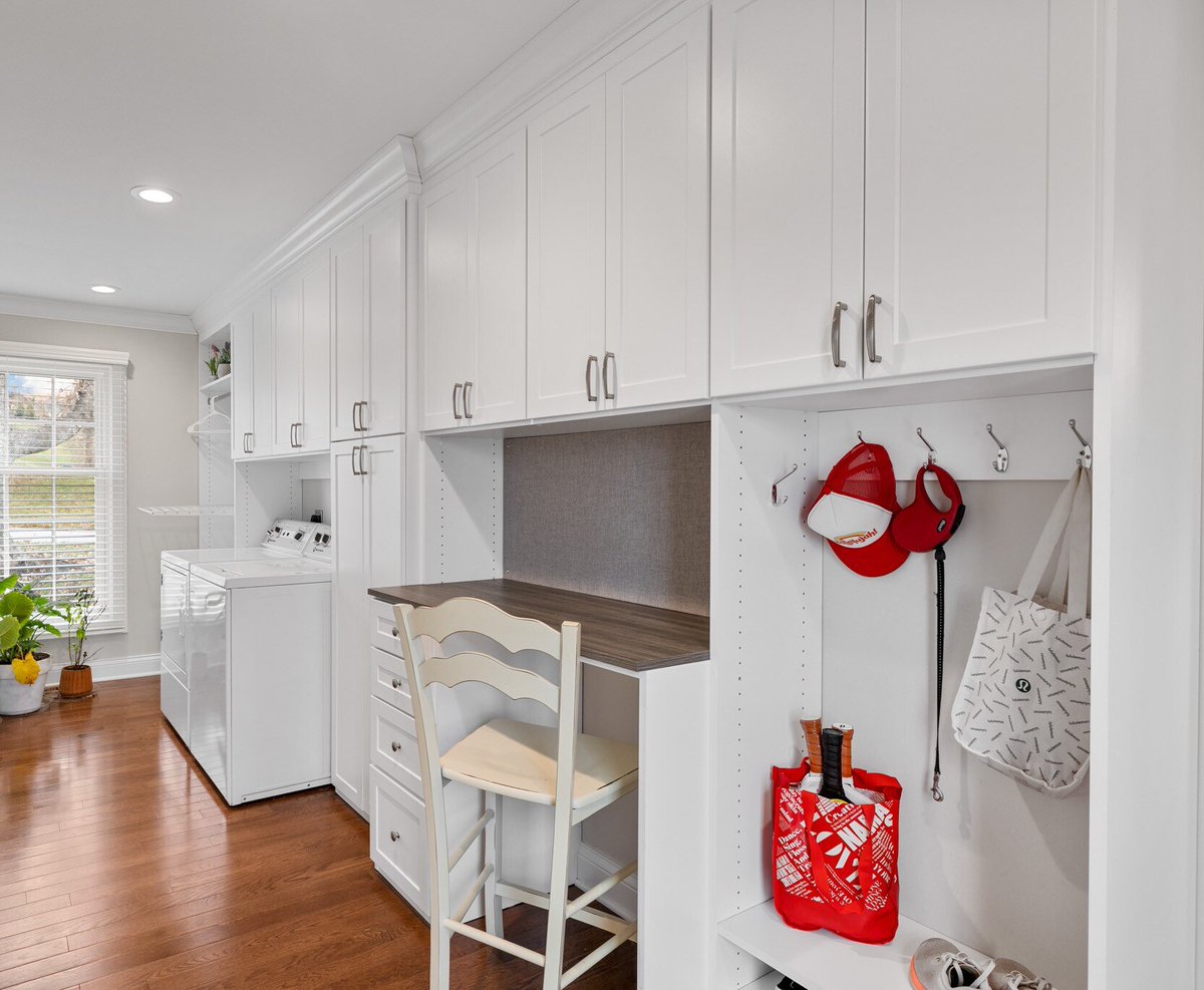 StLouisClosetCo's tweet image. Laundry room, mudroom, and workspace all in one? Yes, please! 

Dreaming of something like this for your home? Give us a call—we’d love to make it happen!

hubs.ly/Q030WdXc0
314.781.9000

#Mudroom
#LaundryRoom
#CustomClosets
#HomeOrganization
