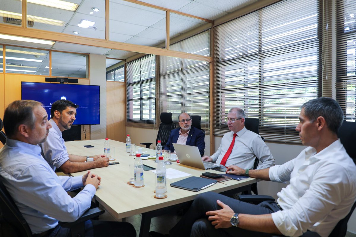 El sector metalúrgico es clave para el desarrollo, tienen la capacidad de mejorar la infraestructura eléctrica del Paraguay con la construcción de torres y sub estaciones 

Mejorando la distribución de energía damos mejor servicio a otras industrias

Gracias <a href="/CimePy/">Centro de Industriales Metalúrgicos</a> por la visita