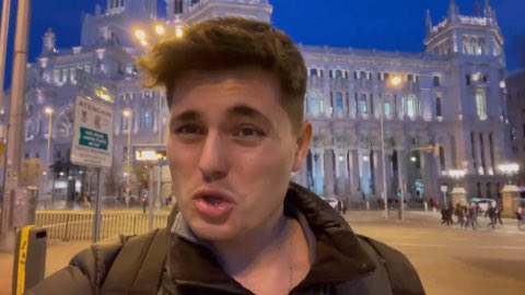 El de la izquierda fue agredido por el neonazi de Alberto Pugilato, los fachas jalearon esa agresión y la aplaudieron. 

Al de la derecha le tiraron un micro, no hubo agresión alguna, los fachas han salido escandalizados y hablando de guerra. 

Cosas de fachas.