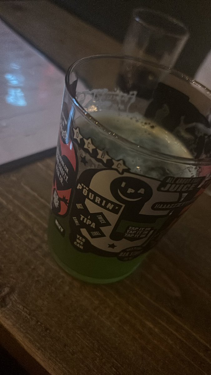 sleecakes's tweet image. There’s a Slurm drink and omfg I’m obsessed