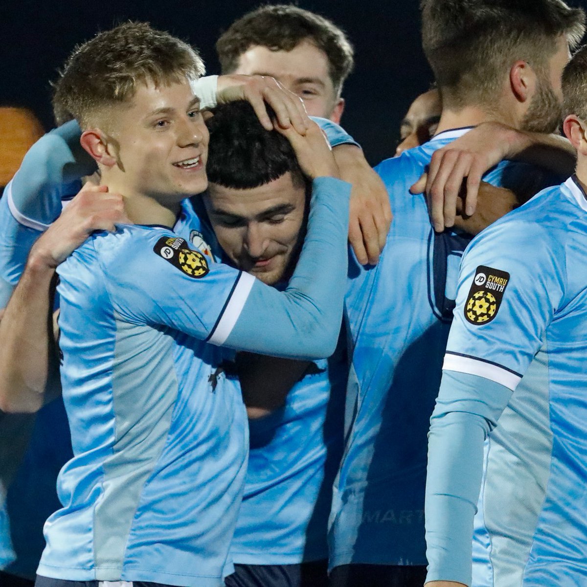 Danny Hillman rises high to give <a href="/NewportCity_FC/">Newport City FC</a> an early lead 💥

#JDCymruSouth