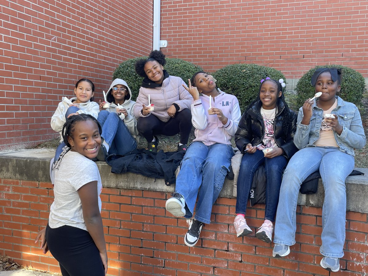 FHGES's tweet photo. Students celebrated their growth in reading and math with an ice cream party today! Way to go, Mighty Mustangs; we are so proud of you! 🎉👏🥳
#NHCSchat https://t.co/mAZWh7Qtco
