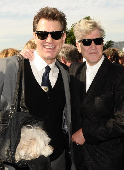ChrisIsaak's tweet image. I just heard the news that #DavidLynch has died. I knew he was sick but I hoped he might make a comeback. I feel lucky for all the time I got to spend with him, he was one of a kind. He was so smart, so creative, and he had a way of being very honest and direct that reminded me…