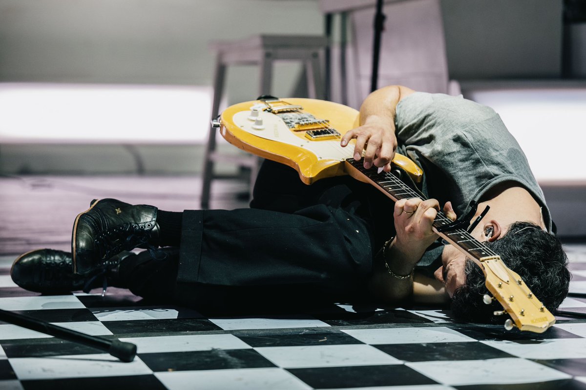 jack playing his gretsch princess antonoff guitar at <a href="/bleachersmusic/">bleachers</a> brixton academy show

08.27.24

photo by <a href="/jordhughesphoto/">Jordan Curtis Hughes</a>