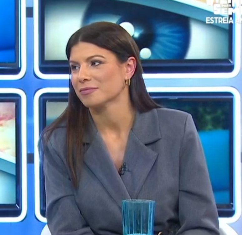 pipinha_rc's tweet photo. Tenho de dizer que a Marcia está a comentar cada vez melhor, analisa o jogo dia a dia e consegue ver cada jogador no seu todo 👏 

E nota-se tão bem o quanto gosta do que faz, a leveza dela e a boa disposição contagiam todos à sua volta 🤍
#marcianos #sstvi https://t.co/rsn2ZOW3Vg