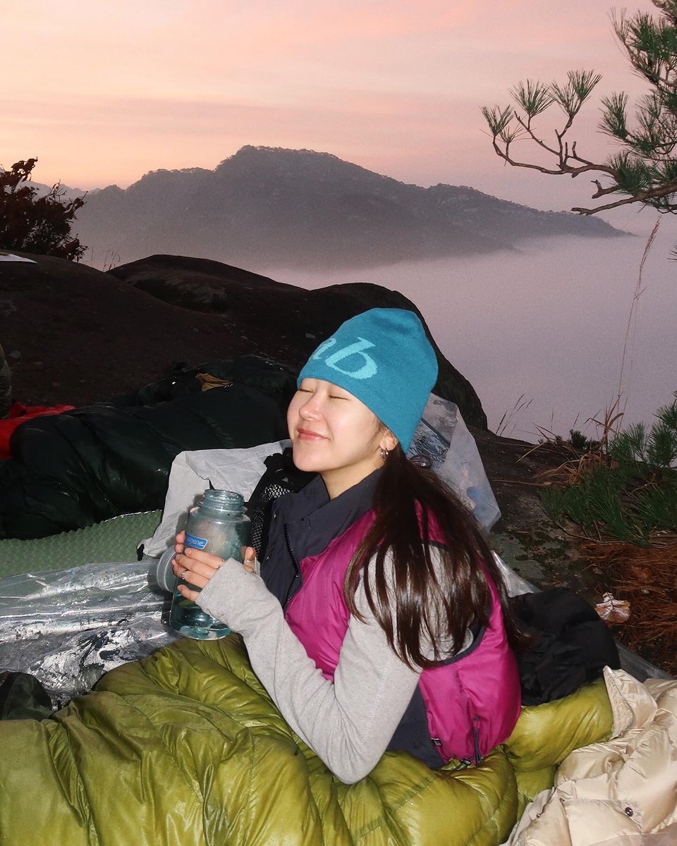 Sleeping under the stars is pure magic ✨🌌. Pro tip: Keep your Nalgene bottle by your side—fill it with hot water and tuck it into the bottom of your sleeping bag for a cozy, toasty night. 

📷 jaelimize on IG