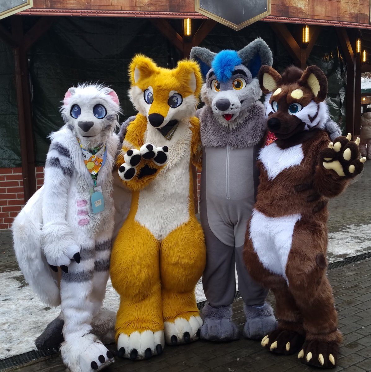 Happy #FursuitFriday !!!
📸 <a href="/niff_ulver/">Niff Ulver</a> #pfoten #geiselwind