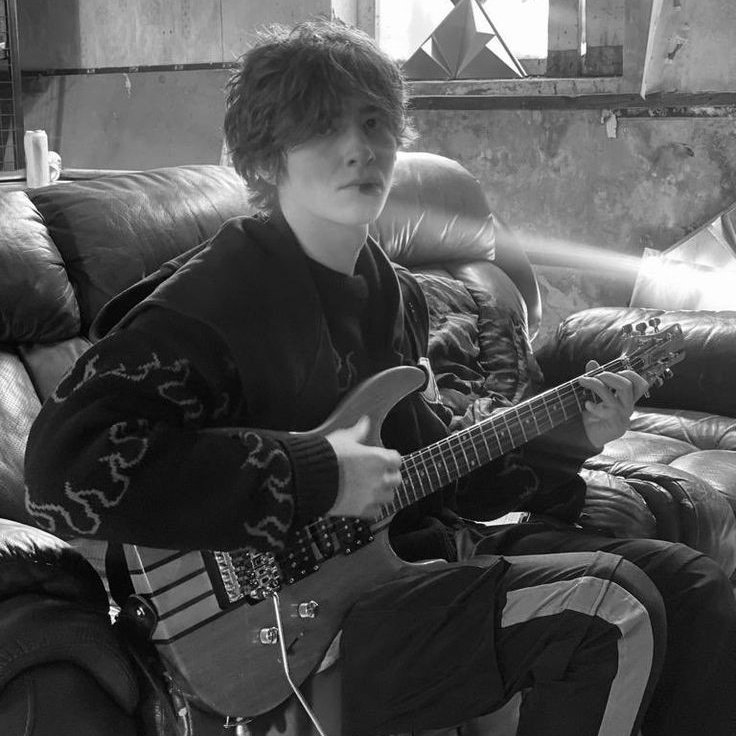 ⠀ ⠀ ⠀ ⠀ ⠀
⠀ ⠀ ⠀ ⠀ 
    ты не мечтаешь о другом коте,
    но я буду один. 
    я люблю хороший кофе,
    киса любит кокаин. 
⠀ ⠀ ⠀ ⠀ ⠀