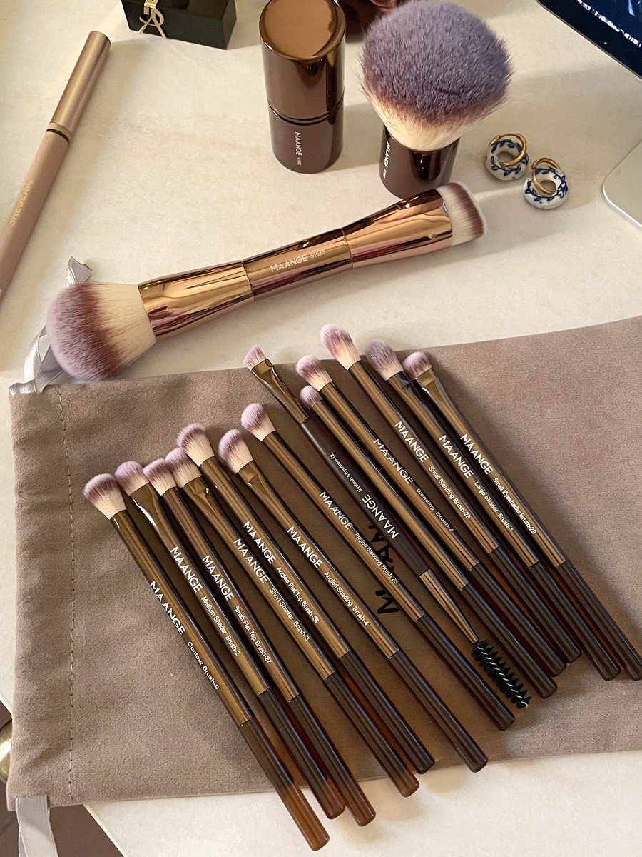 شي ان اشكررررررككم على شغلكم ذا 
بنات الفرش ضروري تكون عندكم. باكج كامل فيه حول ٢٠ فرشة والفرش الكبيره two sides!!! والفرش الصغيره كلها مكتوب عليها ايش تستخدمينها فيه! تهبببببل 
رقمها 40946314