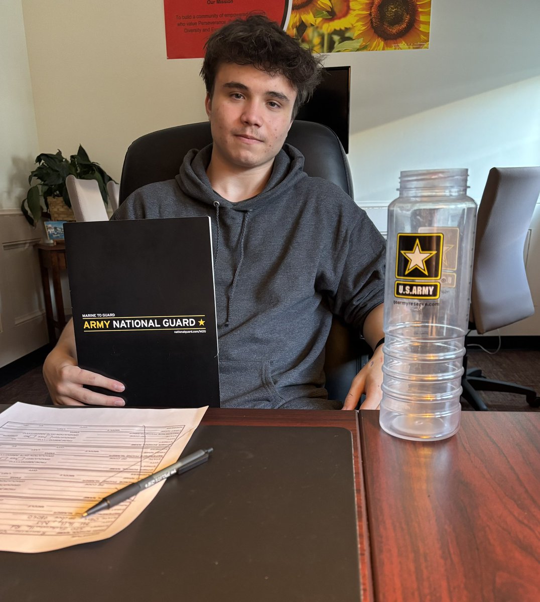 Great chat with this guy right here today! Proudly becoming a member of Army <a href="/NationalGuard/">National Guard</a>! 🇺🇸 Proud of you, Damian. Keep pursuing your goals!