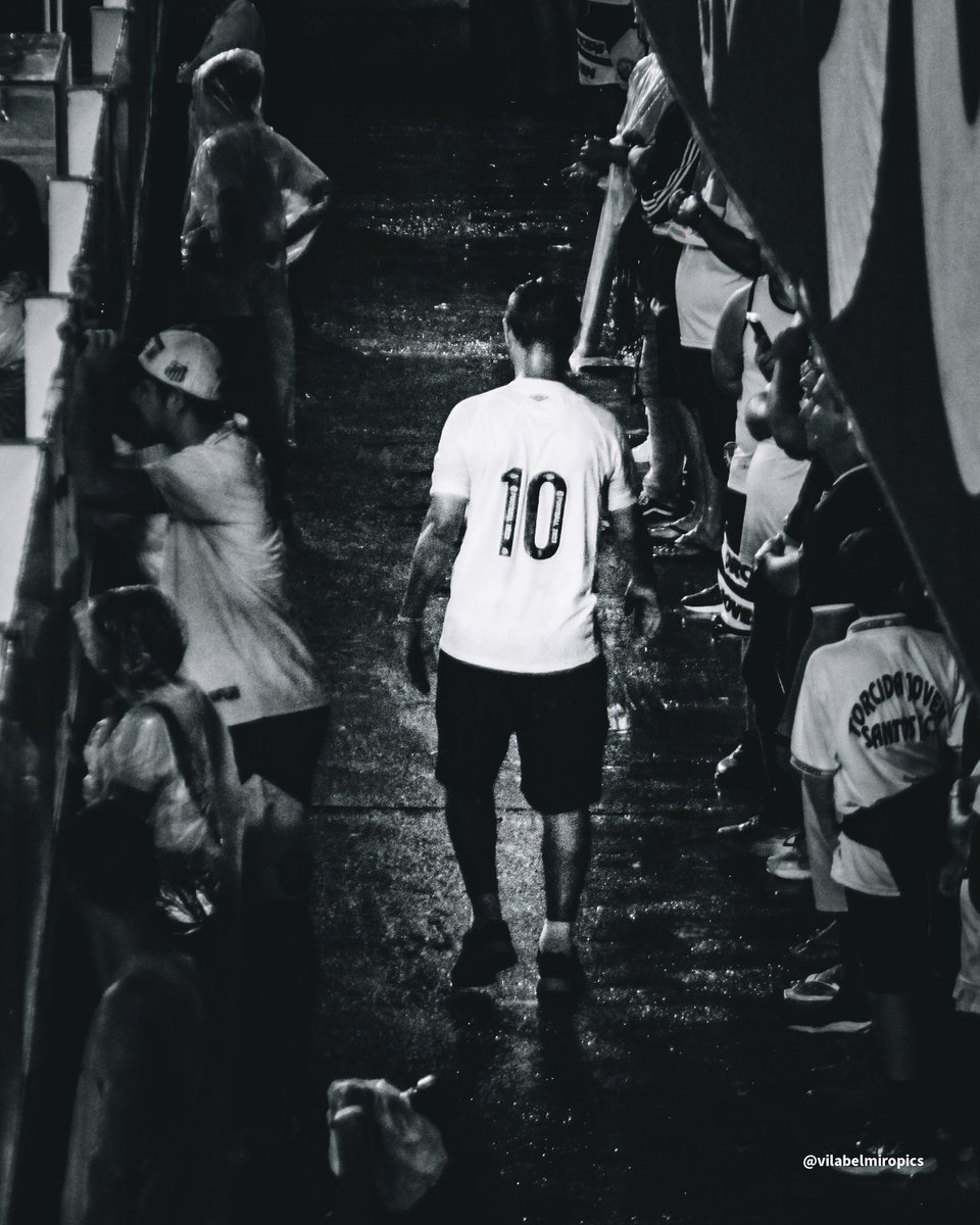 vilabelmiropics's tweet photo. Aqui a camisa 10 nunca será apenas um número, é um legado que sempre vamos carregar, dos mais novos aos mais velhos, a camisa 10 é a nossa história e a história nunca morrerá na Vila Belmiro, ela é eterna e onde o Santos estiver, ela estará lá sendo enaltecida sempre. https://t.co/qRiExRzxTu
