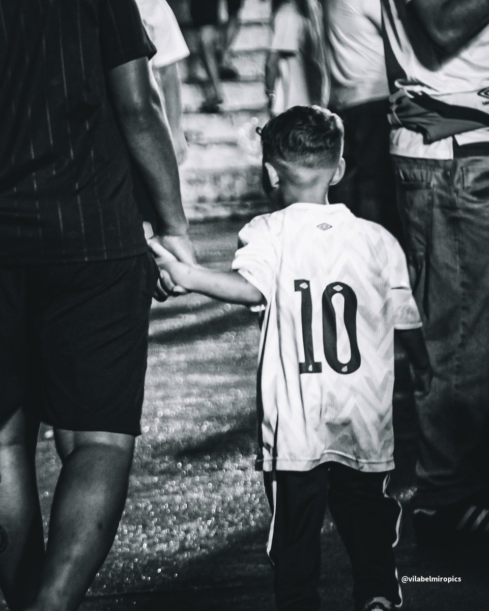 vilabelmiropics's tweet photo. Aqui a camisa 10 nunca será apenas um número, é um legado que sempre vamos carregar, dos mais novos aos mais velhos, a camisa 10 é a nossa história e a história nunca morrerá na Vila Belmiro, ela é eterna e onde o Santos estiver, ela estará lá sendo enaltecida sempre. https://t.co/qRiExRzxTu