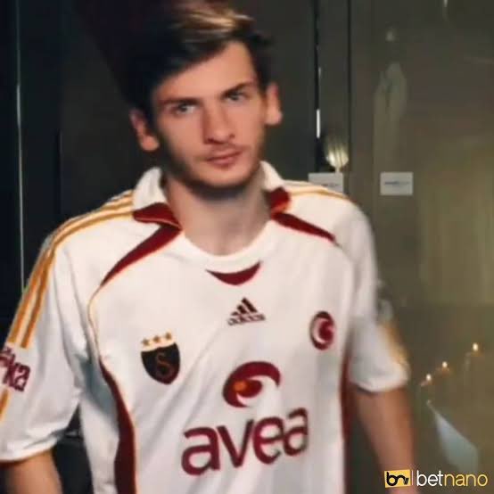 Yanındakiyle yaşar aklındakiyle ölürsün aslanım