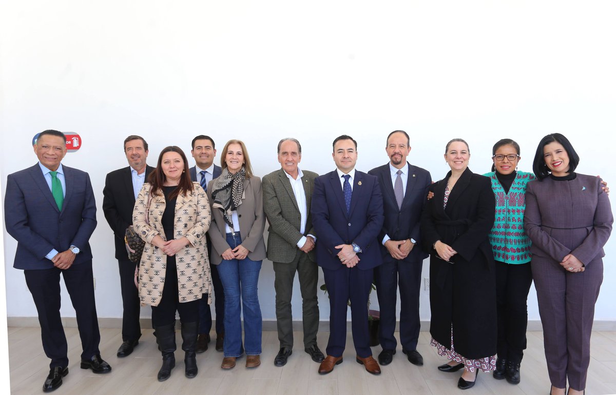 miguelpuertolas's tweet photo. Este virenes celebramos la primera sesión de nuestro #ConsejoEditorial de @milenio_leon.

Agradecemos @JMauro_Gonzalez titular de la @pazgobgente nos recibiera para exponer la estrategia #Confia y los alcances que ha tenido para mejorar la seguridad en el estado. https://t.co/XNwW0c9Wkd