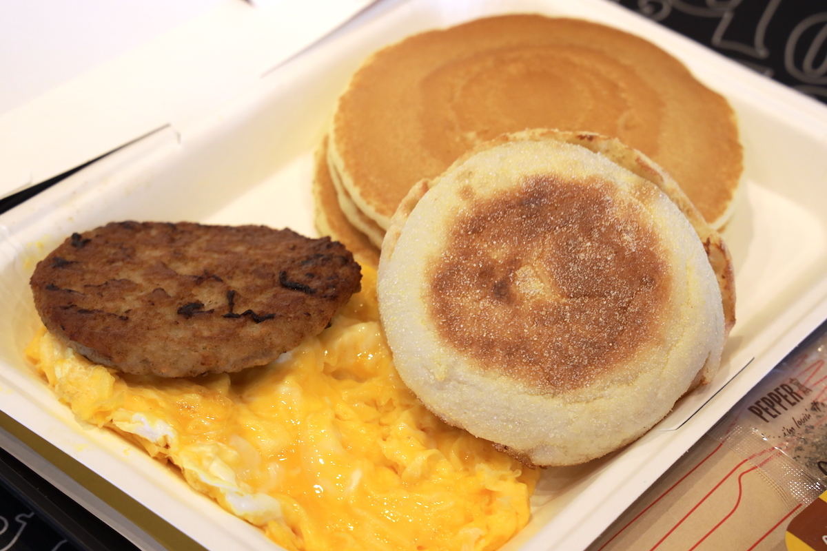 rhukahn's tweet photo. おはようございます。テスト検証終了。皆で朝マックしてます。ボクはいつもの『Breakfast Deluxe』。美味しいです♪ この後は、ホテルへ戻りおフロに入って、Xにポストして寝ます😆

#シンガポール某所 #朝マック #BreakfastDeluxe https://t.co/5pVRXZCJk7