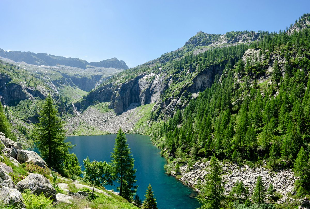 Suiza es hogar de más de 7,000 lagos cristalinos. 🇨🇭🌊 Desde el Lago de Ginebra hasta el Lago de Zúrich, este país parece sacado de un cuento de hadas. 

¡Ideal para los amantes de la naturaleza!