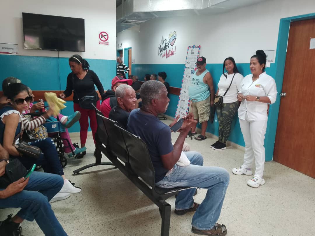 Se imparte Charla Educativa a pacientes diabéticos mientras  esperan su consulta para realizar cura sobre "El cuidado de los pies" en el CDI La Atlántida Estado La Guaira. #CubaPorLaVida