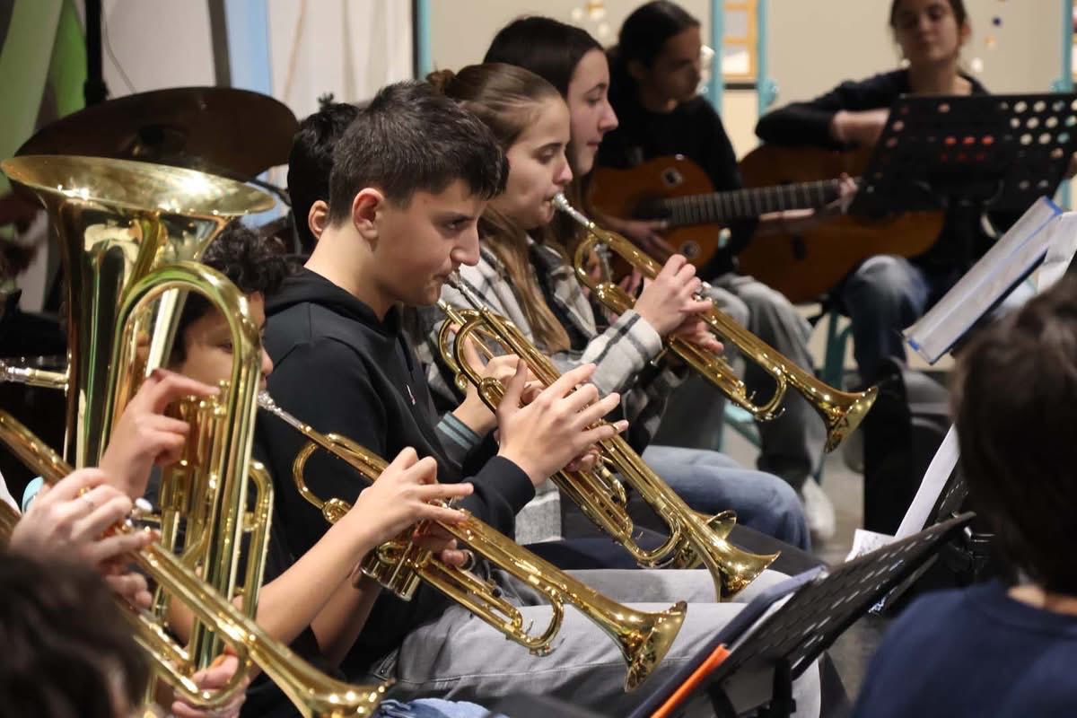 Hier, le 16 janvier, le ⁦<a href="/ClgMagellan/">Collège Magellan, Chanteloup-les-Vignes</a>⁩ a marqué le début d’une belle aventure pour les élèves de 5e du projet « classe orchestre » ! Une soirée musicale émouvante, devant un public ravi et conquis. ⁦<a href="/IA_DAASEN_78/">Valérie Servissolle DAASEN des Yvelines</a>⁩ ⁦<a href="/ChanteloupLV/">Chanteloup-les-Vignes</a>⁩ ⁦<a href="/Orchestreecole/">Orchestre à l'École</a>⁩