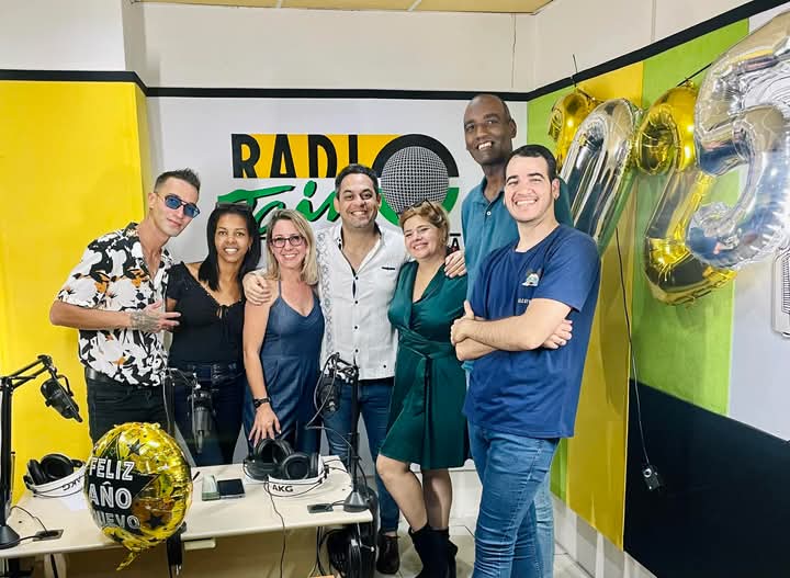 Reinierv6's tweet image. Muchas felicidades al equipo del Exitazo, que sigan dando alegria cada tarde a nuestros oyentes, de 5 a 7
#Cuba #Exitazo #RadioTaino