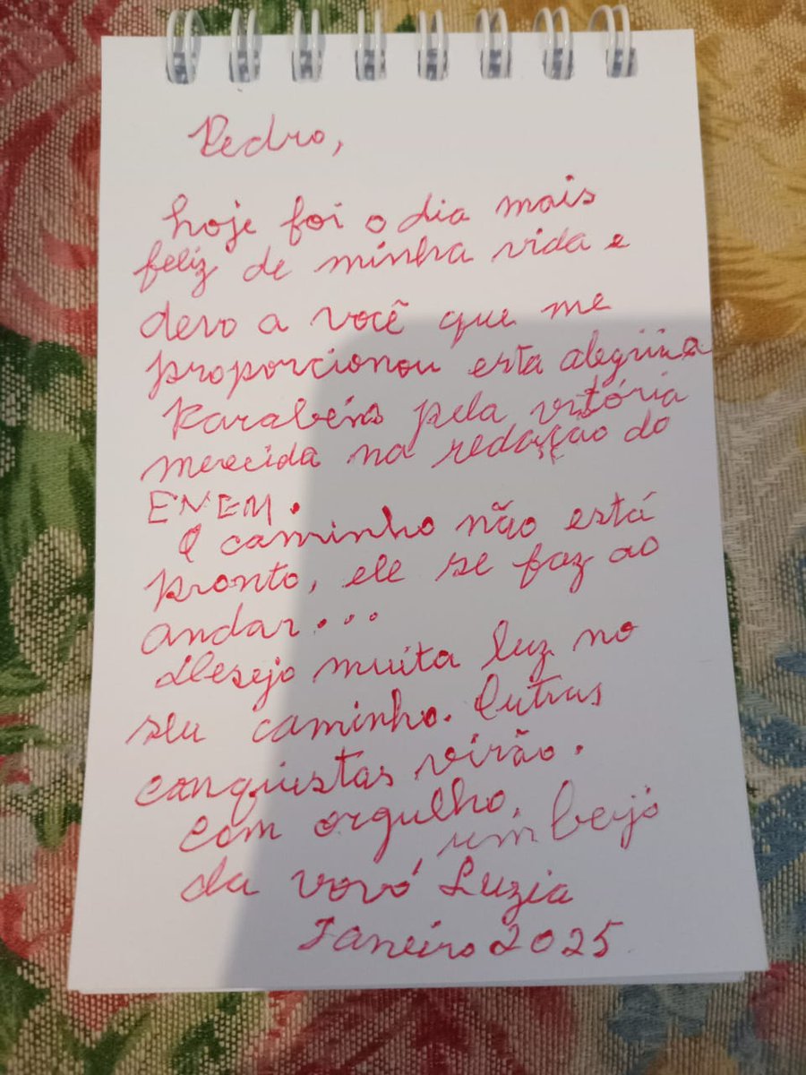 study_pedroo's tweet image. minha vó (que quase nem consegue escrever mais) escreveu esse bilhetinho pra mim depois de ver meu 960 na redação 🥹