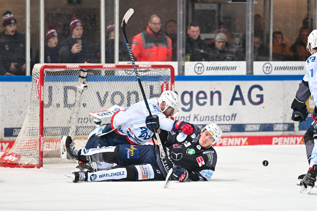 Iserlohn Roosters (@roosters_hockey) on Twitter photo Ersatzgeschwächt unterliegen wir mit 2:4 gegen die <a href="/adlermannheim/">Adler Mannheim</a>. Dal Colle und Virtanen trafen.
#IECvsMAN #nurderIEC Ersatzgeschwächt unterliegen wir mit 2:4 gegen die <a href="/adlermannheim/">Adler Mannheim</a>. Dal Colle und Virtanen trafen.
#IECvsMAN #nurderIEC