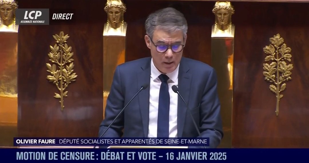 Chris_____75's tweet photo. Durant le discours de #noncensure d'@faureolivier, #Bayrou boit de l'eau au goût de "petit lait".
#borne est aux anges, sa #ReformeDesRetraites inique a encore beaucoup de beaux jours devant elle avec ce conclave biaisé à face "on perd" et pile "on ne gagne pas".
@partisocialiste https://t.co/ccN6uVZsKU