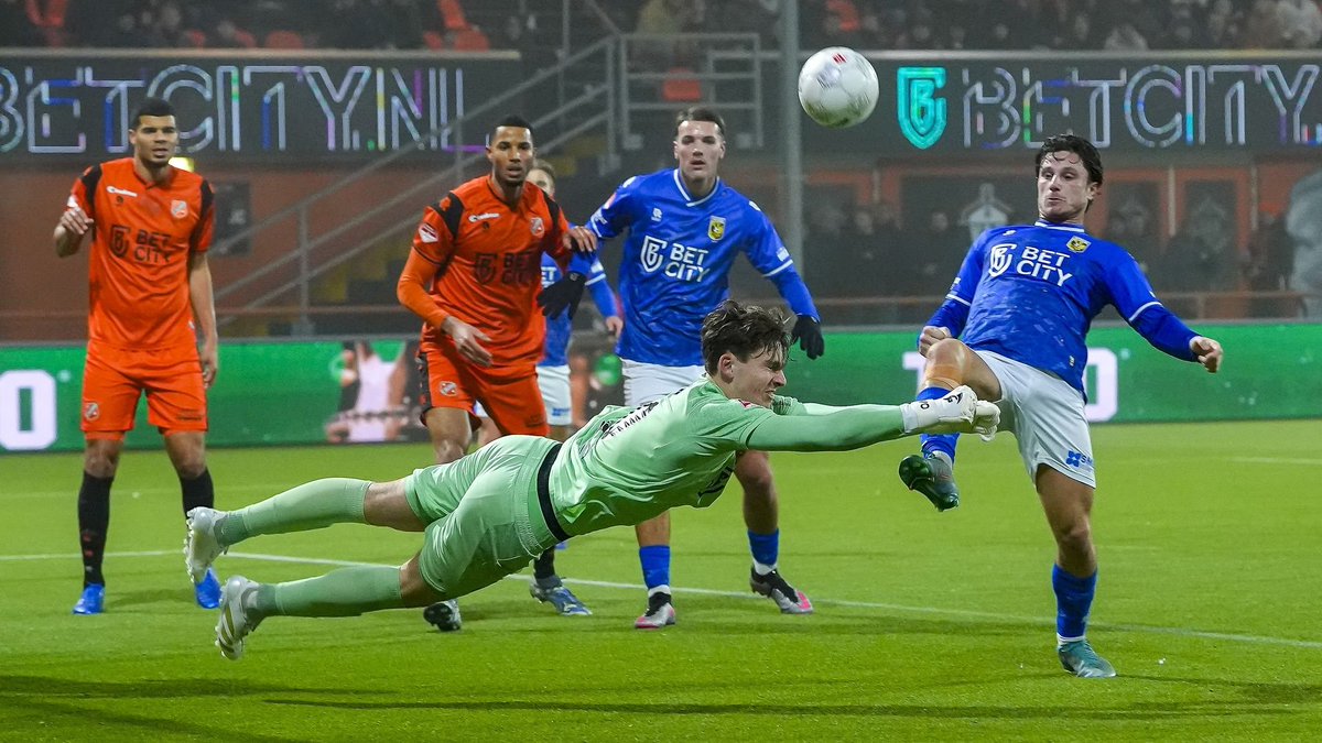 oranjefussball's tweet photo. Der #FCVolendam marschiert weiter: Der Tabellenführer bezwingt #Vitesse mit 4:0. Die Mannschaft von Trainer Rick Kruys hat nun neun Punkte Vorsprung auf Nicht-direkten-Aufstiegsplatz. 

#VOLVIT https://t.co/Hv3VQk6tc9