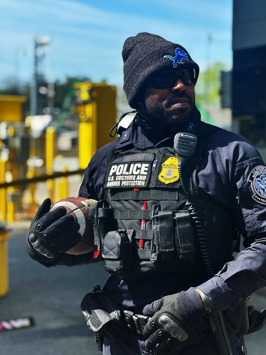 🏈 Heading to #Detroit to cheer on the <a href="/Lions/">Detroit Lions</a> in the #NFLPlayoffs?
Crossing the border from #Canada? Check border wait times at BWT.CBP.gov. Declare alcohol &amp; tobacco products, and keep marijuana/cannibis products at home.
Safe travels! — #GoLions #OnePride