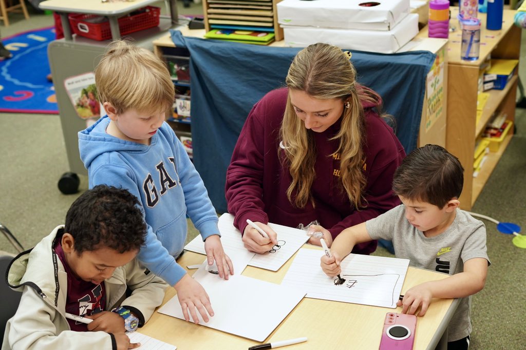 KidsInNeed's tweet photo. We had a fantastic time with @PNCBank this week delivering boxes of school supplies to a local Pre-K classroom. 💙

The students were SUPER pumped to get their new tools for learning and to hear a story read from women of the Gopher hockey team. 🏒 https://t.co/Fd2XRFj3P7