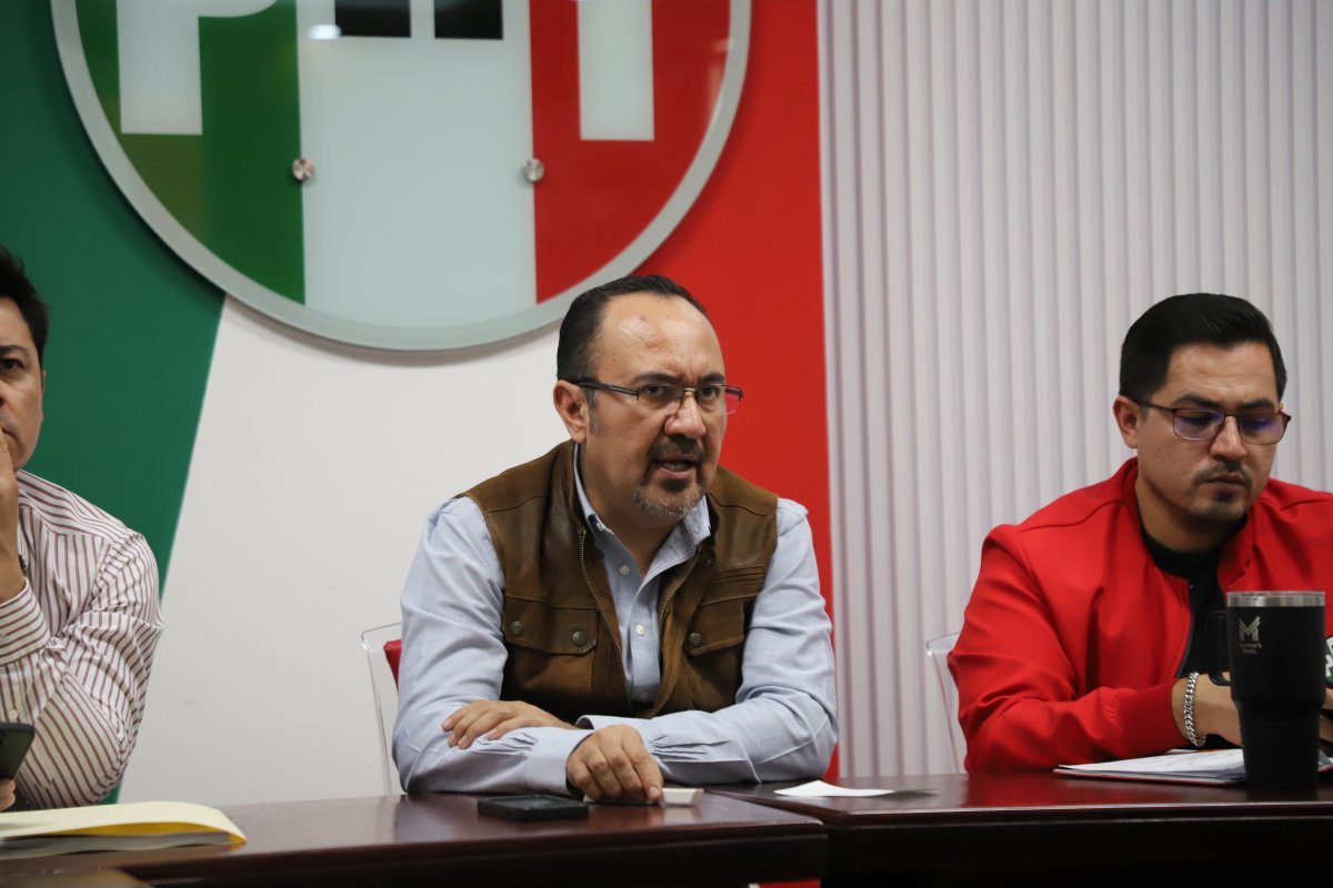 CDE PRI Guanajuato (@prigto) on Twitter photo En el <a href="/PRIGTO/">CDE PRI Guanajuato</a> #ReuniónDeTrabajo liderada por el secretario de Organización <a href="/Bony_Rguez/">Bony Rodriguez</a> con líderes de Sectores y Organizaciones de nuestro instituto político. Lorenzo Chávez, Jaime Martinez Tapia <a href="/alfaro_adolfo/">Adolfo Alfaro</a> <a href="/JAIMERAGUE93/">JAIME RAMOS</a> <a href="/estopellantonio/">Antonio Estopellan</a> y el srio <a href="/gto_sae/">Secretaría de Acción Electoral del CDE PRI GTO</a> <a href="/Tadeus_Politik/">Tadeo Sánchez</a> En el <a href="/PRIGTO/">CDE PRI Guanajuato</a> #ReuniónDeTrabajo liderada por el secretario de Organización <a href="/Bony_Rguez/">Bony Rodriguez</a> con líderes de Sectores y Organizaciones de nuestro instituto político. Lorenzo Chávez, Jaime Martinez Tapia <a href="/alfaro_adolfo/">Adolfo Alfaro</a> <a href="/JAIMERAGUE93/">JAIME RAMOS</a> <a href="/estopellantonio/">Antonio Estopellan</a> y el srio <a href="/gto_sae/">Secretaría de Acción Electoral del CDE PRI GTO</a> <a href="/Tadeus_Politik/">Tadeo Sánchez</a>