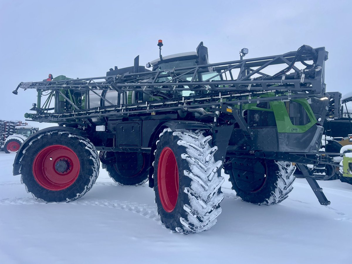 HjvEquipment's tweet photo. Another Farmer Owned Machine being delivered out of our Exeter location. 

A Fendt 937H which is salesman’s, @Kuntzy, personal favourite. 

OEM / Factory installed - Hydraulic Lift Kit at 120” wheel spacing, 4 wheel steer, belly and wheel leg shields and reversible fan. 

#fendtfanfriday #fendtfriday #hjvequipment #specializedag