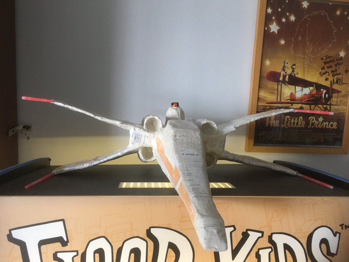 JonJonAnimation's tweet photo. 4 completely different recycling approaches to making X-Wing sculptures. Glowsticks, spraypaint caps, chopsticks, bottle caps, TP rolls, used P100 cartridges, juice bottles, epipen boxes, shower curtain loops, paper maché, hard & soft plastics and much much more! #TrashWars https://t.co/no8GFvnvR4