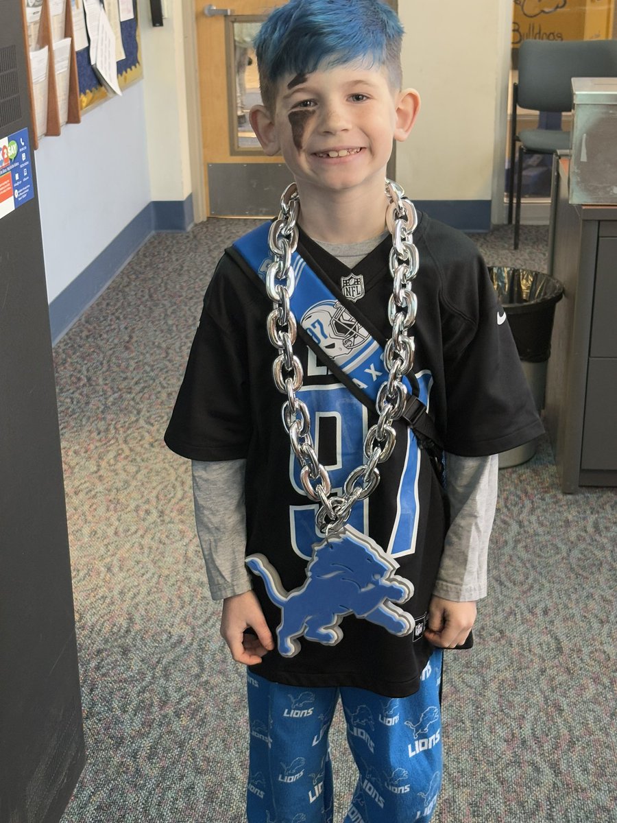 erineaton33's tweet photo. Let’s go @Lions! Our Hedke Bulldogs are rooting for you! #yes2tps #HedkeBulldogs https://t.co/MEmlUoM0yj