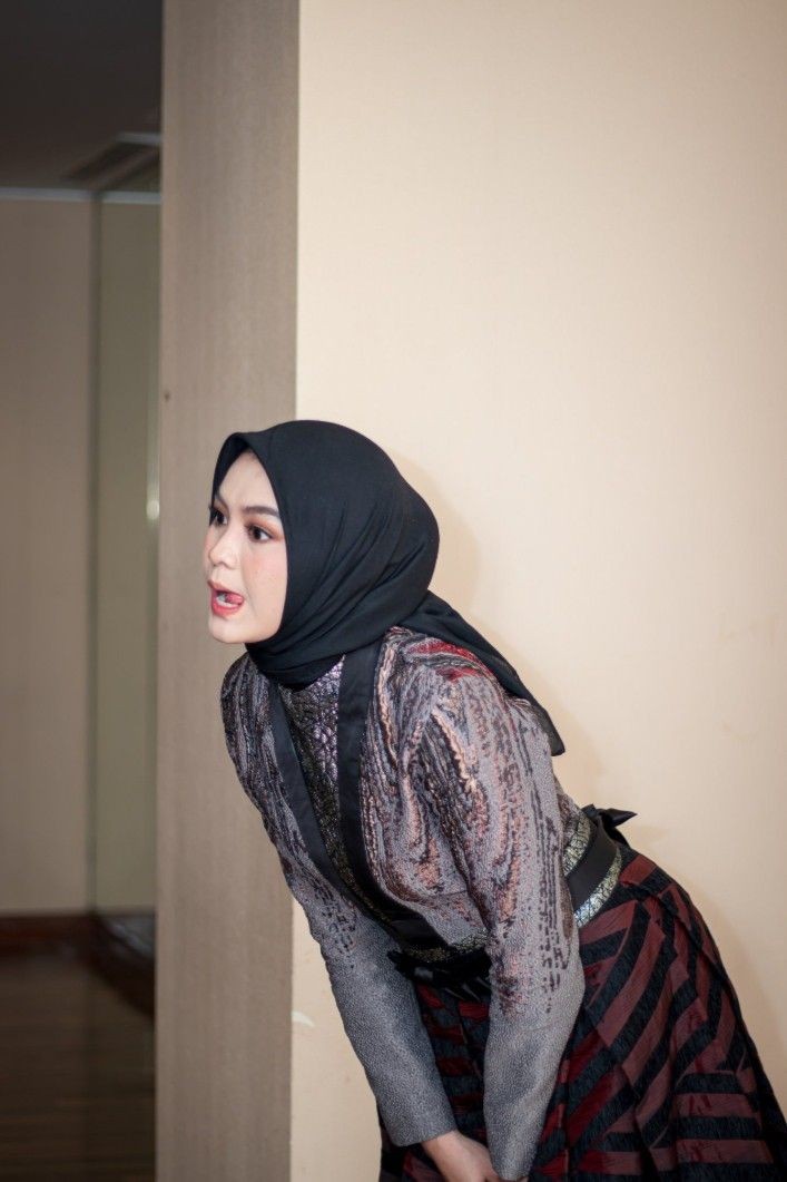 Aku itu selalu mengedepankan logika kalau melakukan apa-apa,

Tetapi tak tau mengapa,
Ketika "AMIN PALING SERIUS" terlantunkan  dengan indahnya..

Allah kuu..
Aku jatuh cinta dengan suaranya,
Dan pun dengan semua-mua nya..

Berkali² dibuat jatuh cinta dengan seorang SALMA 💚