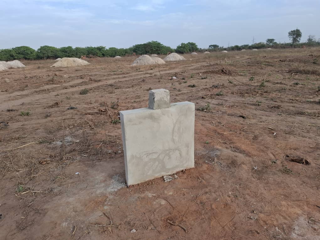 La mairie de Kolda est encore sur ses initiatives de spoliation des terres de ISRA (CRZ Kolda).Selon les investigations,  elle voudrait amenager un terrain de football, et pire sur lun des Titres Fonciers de ISRA ou sera installe la Cooperative Agricole Commuale <a href="/SonkoOfficiel/">Ousmane Sonko</a>👇🏾