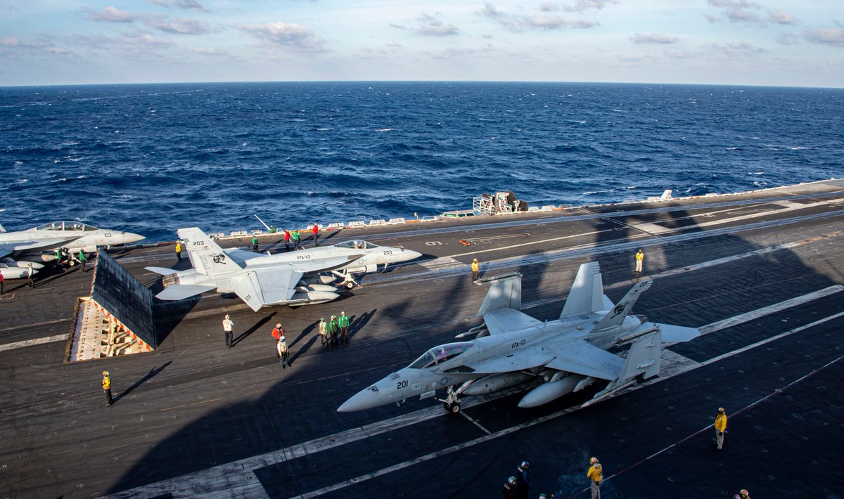 USPacificFleet's tweet photo. #FlightOpsFriday 🛫🚁⚓🇺🇸
@USNavy Sailors execute flight ops aboard the #USSCarlVinson (CVN 70) while underway conducting routine operations in the #US7thFleet area of operations. #FlyNavy
📍: South China Sea
📸: MC2 Analice Baker
More photos 👇: https://t.co/DnZac1uz0g https://t.co/SLRFdRTBE1