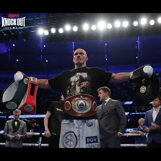 ESPNKnockOut's tweet photo. Cumpliendo 3️⃣8️⃣ años hoy 🎂, Oleksandr Usyk 🇺🇦
- Oro Olímpico 🥇 en 2012
- Actual Campeón Unificado 👑 del peso pesado
- Campeón Absoluto 🤴 en peso crucero y también en peso pesado
- Conquistó el Mundial en su 10º combate pro 🤩
- Primer ganador del #AliTrophy 🏆 https://t.co/M81SXUSD10