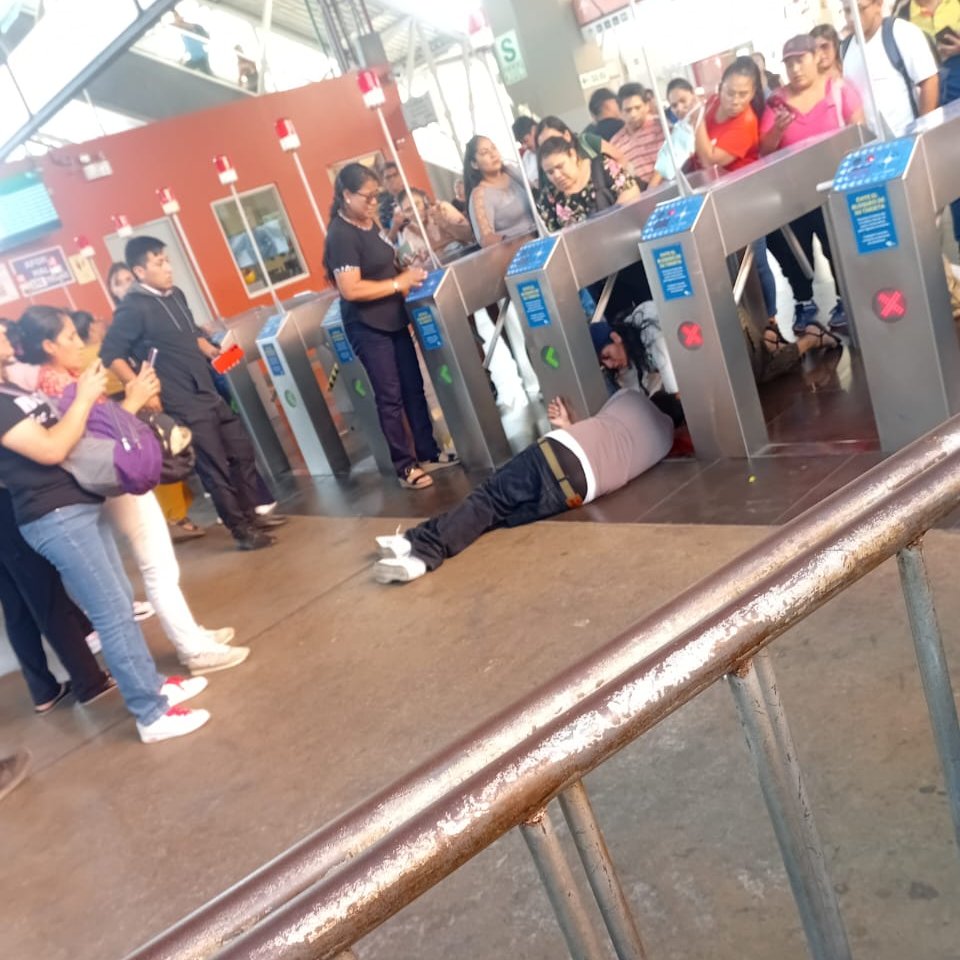 🚨Han disparado a un joven en la misma Estación La Cultura en San Borja y el HDSPTM del Ministro del Interior diciendo que todo está bien. Imagina estar haciendo cola para entrar a un bus y te disparen. Estamos completamente desamparados.