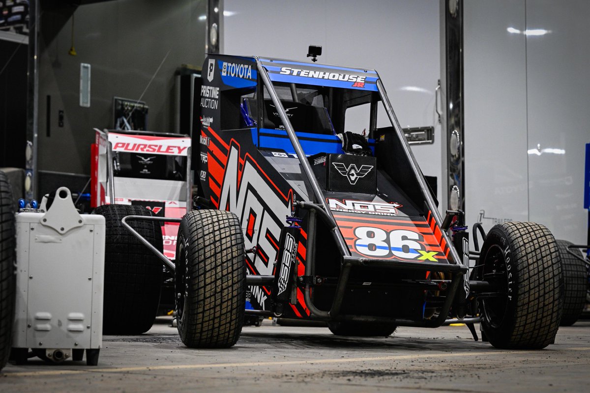 WorldofOutlaws's tweet photo. It’s not just Outlaw drivers at @CBNationals, an Outlaw owner is in Tulsa, too 🤠
@SJMRacing17 bossman, @StenhouseJr, is aboard the @_CBIndustries/@NosEnergyDrink #86X looking for a Golden Driller and takes on tonight’s prelim! https://t.co/4rUisiuXAG