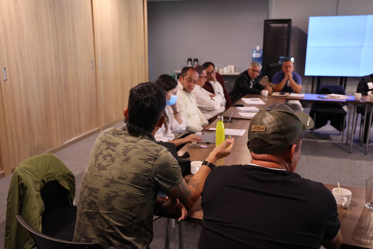 MinTransporteCo's tweet photo. Seguimos cumpliendo los compromisos pactados con los transportadores el 6/09/24. Hoy realizamos mesa de seguimiento con las bases de carga liviana, socializando cambios en el #RNDC y #SICETAC, y avances en la ejecución del #FOPAT.
🚛¡Avanzamos hacia una movilidad más eficiente! https://t.co/xB3K0D395K