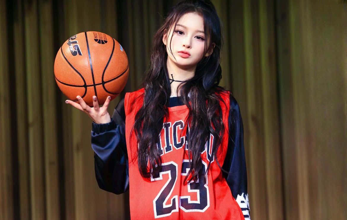 aescentricc's tweet photo. i found it funny that aespa dropped those pictures right before my attempt at interaction bait 

I’m interested to see if there’s a variety so please quote or reply to this tweet with pictures of an idol/group you like with them repping your favorite sports teams

I’ll start 😁 https://t.co/UKNi1Pf7NS
