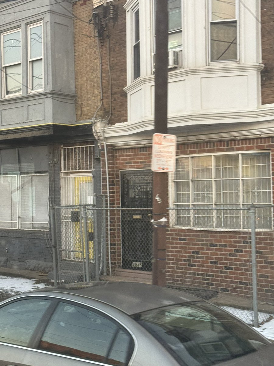 jackwaterssully's tweet photo. Fencing in the front yard oml could buy Philly with our trust fund #rich #whitepicket https://t.co/BkLvyn5k48