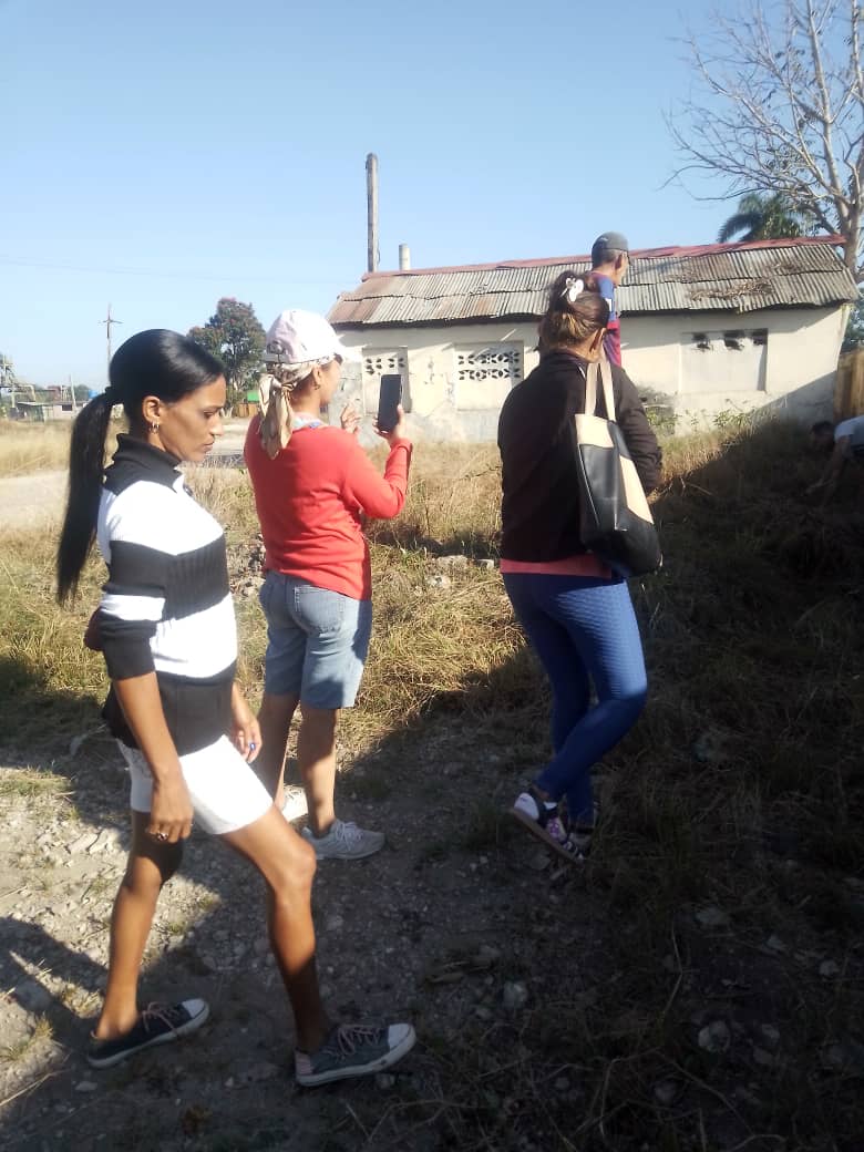 En la mañana de hoy los trabajadores de La Primera Infancia participando en el cambio de labor en la avenida Girón dando su aporte a la Patria.#CubaHonra .#CubaViveEnSuHistoria
